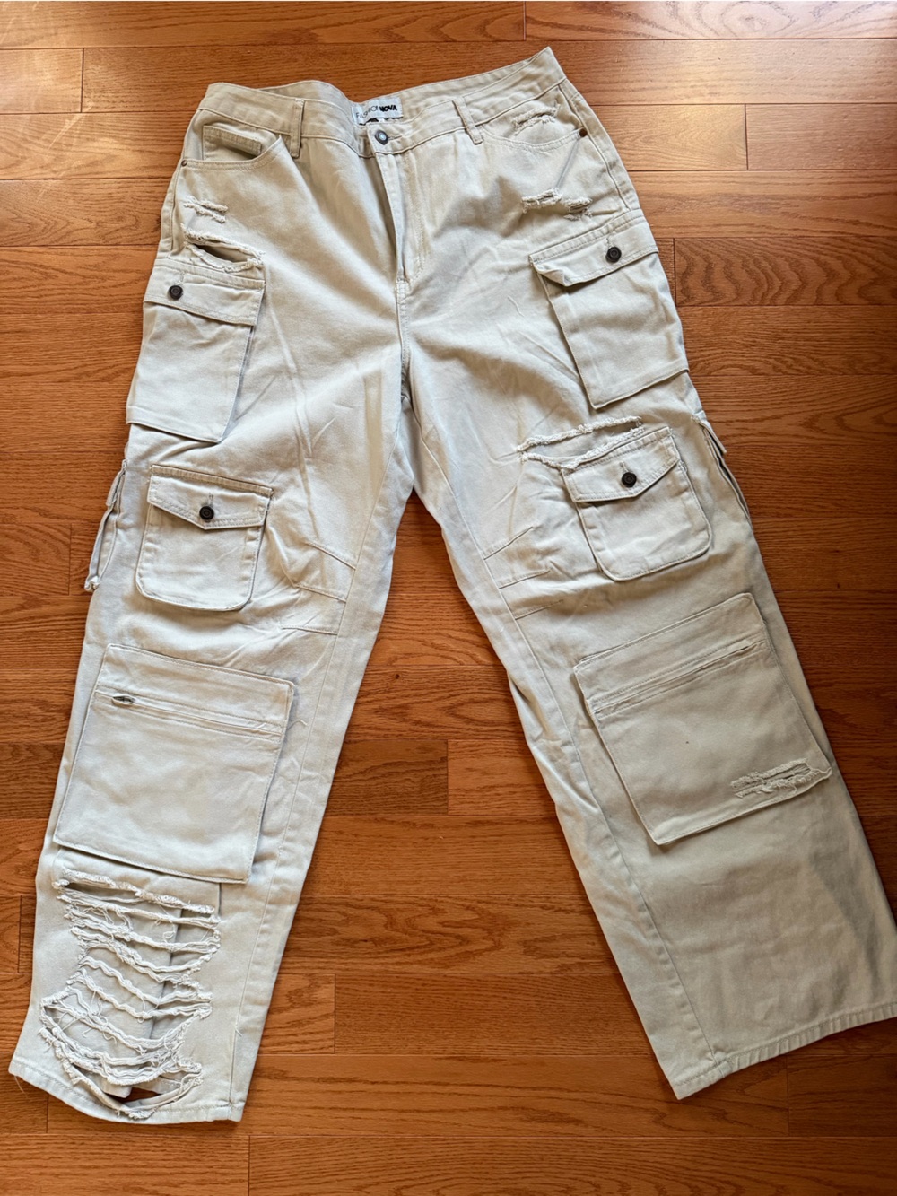 Fashion Nova Women’s Boyfriend Cargo Jeans in Light Beige
